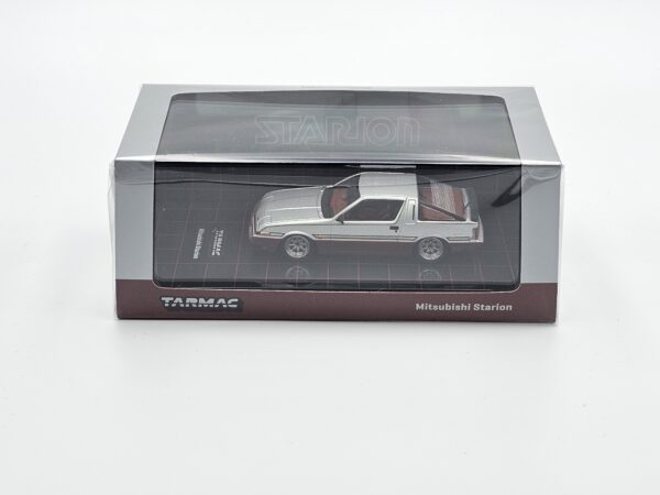 Tarmac Works - Mitsubishi Starion RHD Silver Metallic and Dark Red with Red Interior - obrazek 3