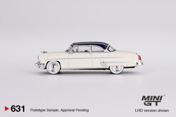 Mini GT - 631 Lincoln Capri 1954 Arctic White / Atlantic Blue - obrazek 2