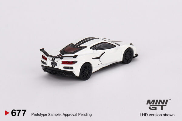 Mini GT - 677 Chevrolet Corvette Z06 2023 Arctic White - obrazek 3