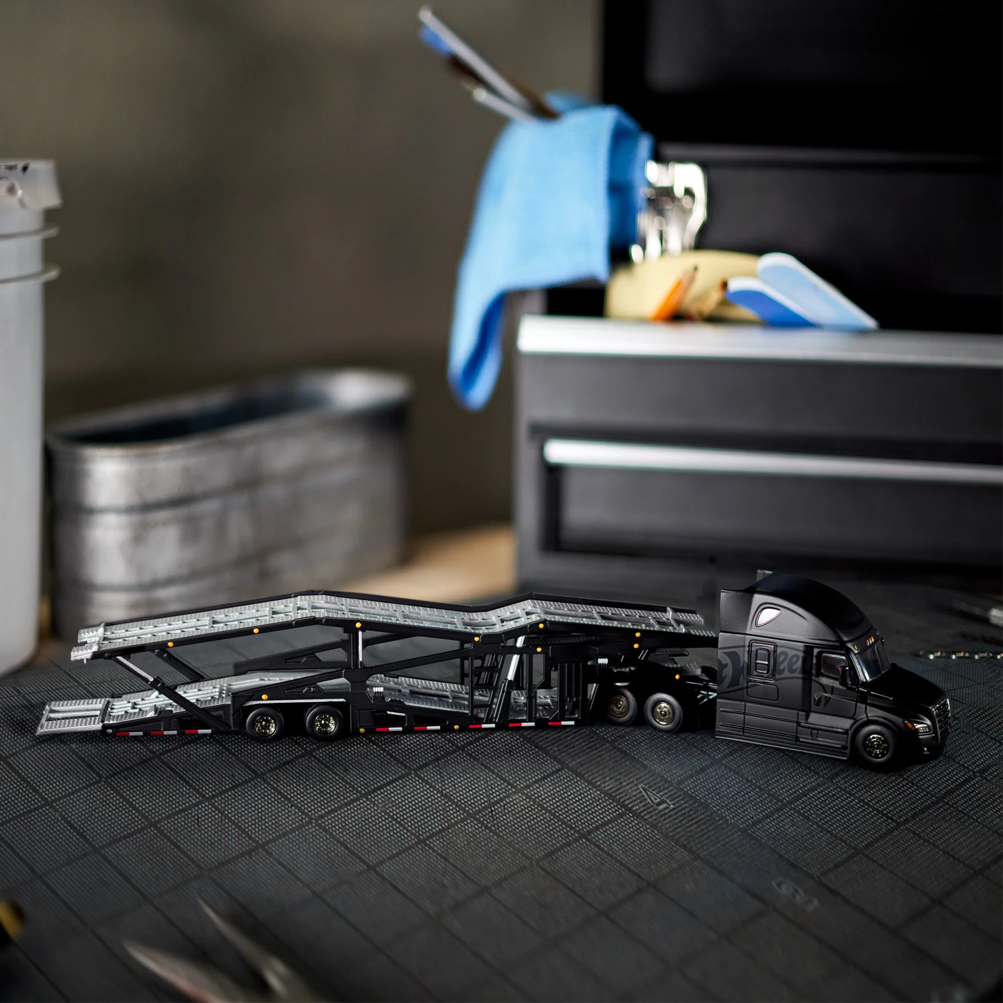 Hot Wheels - Elite 64 Freightliner Cascadia