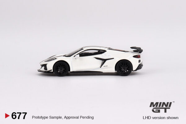 Mini GT - 677 Chevrolet Corvette Z06 2023 Arctic White - obrazek 2